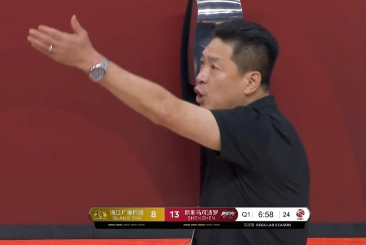 李春江|CBA重大失误！李春江怒吼技术台：干嘛呢，球进就暂停？裁判灭火