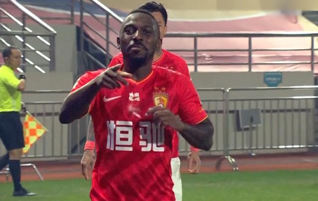 国足|兴奋！俩恒大归化球员晒图庆祝入选国足，蒋光太1举动太可爱