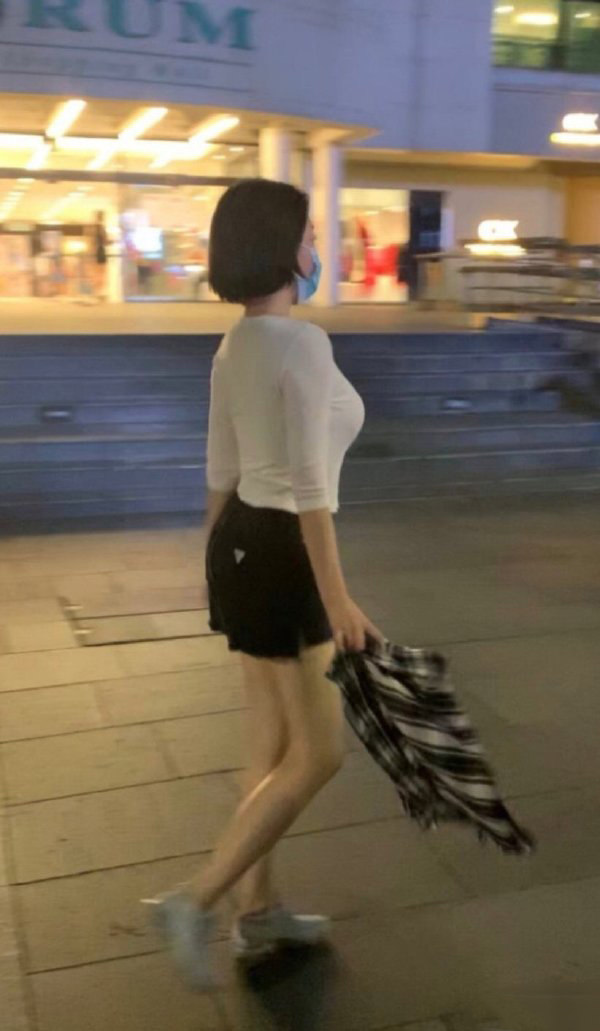 许晴|51岁许晴被网友偶遇，性感身材让人羡慕，原来她一直坚持健身！