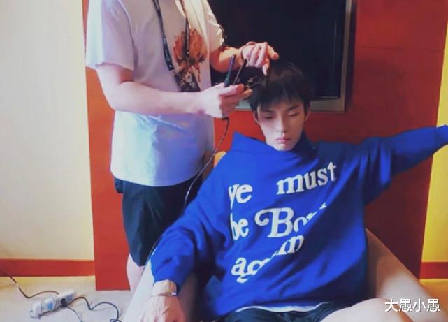 发型|小白回归《新说唱2》，减肥后像个韩国欧巴，吴亦凡都认不出来了