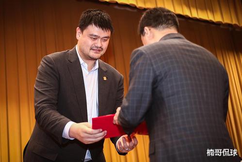 姚明|40岁姚明直言减肥难！官方出镜不刮胡子显沧桑，妻子低调依然美丽