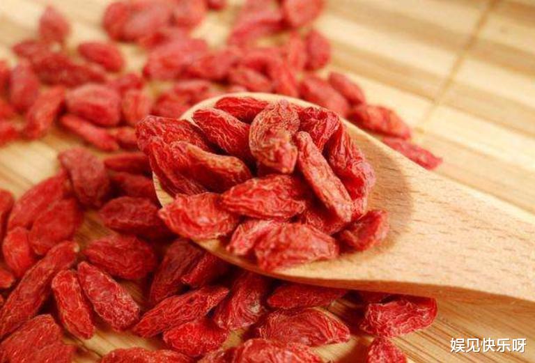运动|小伙每天一杯枸杞水，坚持喝一个月，身体逐渐出现了这5个好处