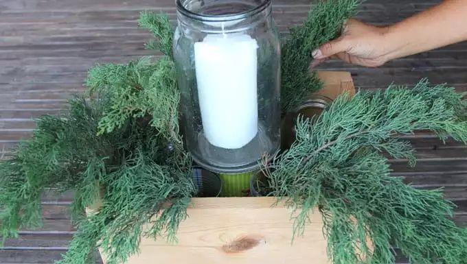 ▲10分钟教你DIY一个圣诞餐桌盆栽，变成喜庆迷人的植物装饰