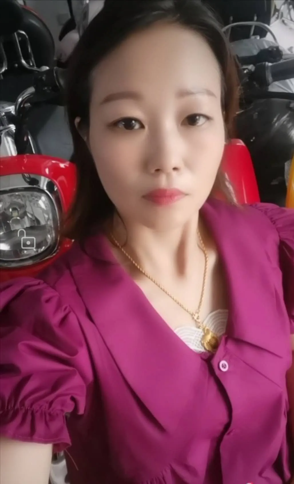 ?天天正能量官方|暴雨中背书包女孩被暗坑吞没，他们为救人连鞋都跑丢了……英雄现身了！