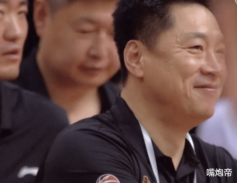 「林书豪」500万书豪又被弃用，只拿9分表情阴沉，国产小威少11+12+5完爆他