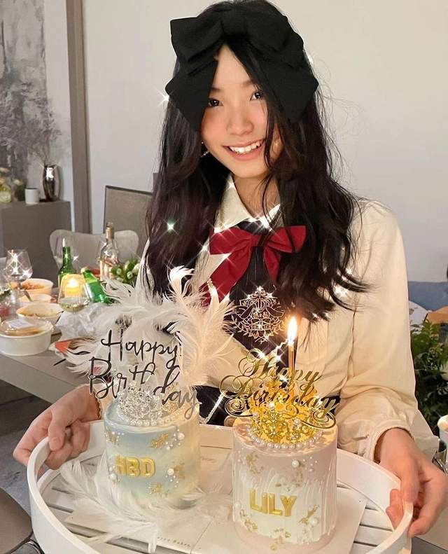 小S|小s13岁二女儿晒庆生照,Lily打扮清纯甜美,母女四人同框似姐妹