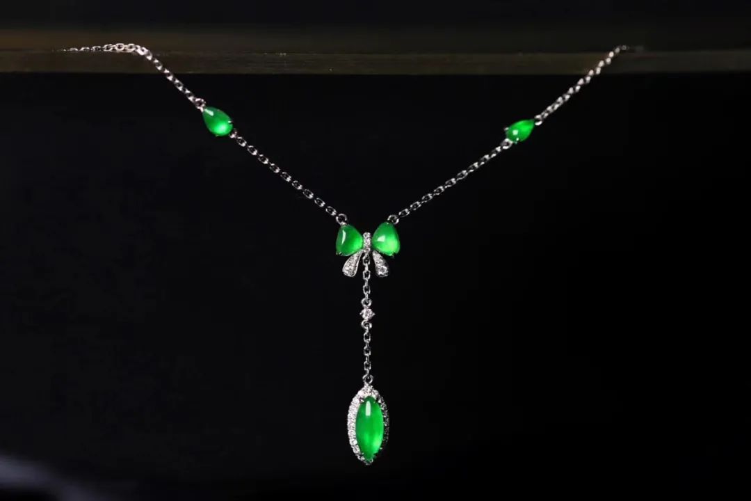 翡翠|为什么一枚仅仅几厘米的翡翠蛋面，可以这么贵？