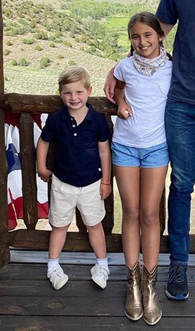 【伊万卡】不管特朗普了!伊万卡穿\带洞\彼得潘裙去旅行,女儿踩金靴腿太长