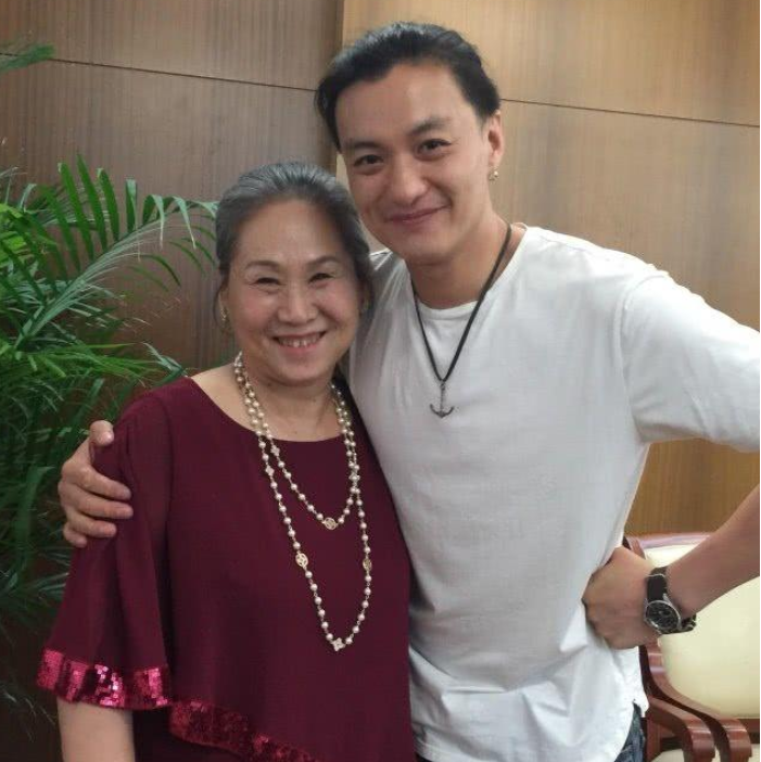 苇青|儿子意外将母亲带入演艺圈，如今母亲红遍全国，儿子却已无戏可拍