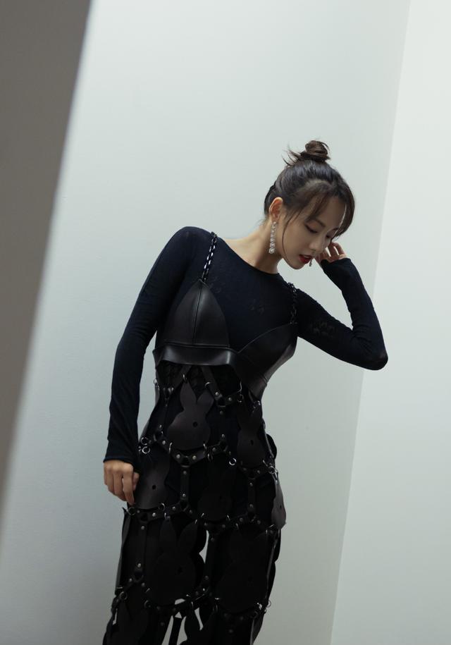 穿衣搭配|论少女感,我大概只服张嘉倪!牛仔装配初恋短发,哪里像是二孩妈