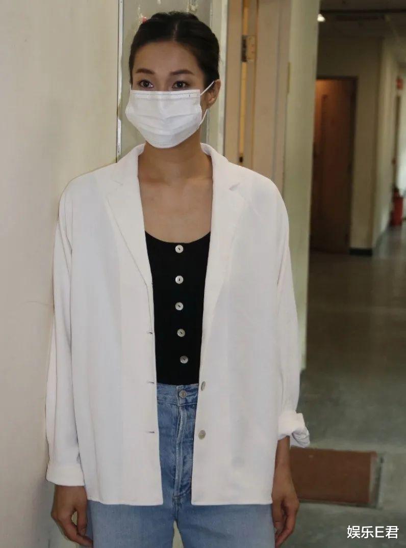 钟嘉欣|36岁钟嘉欣回巢拍新剧被迫停工，她为了TVB这笔片酬真是没少付出