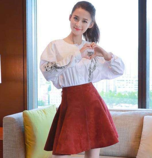 李沁|李沁有多撩？网友见她蹲在沙滩上的样子，看到小脚丫后称受不了！