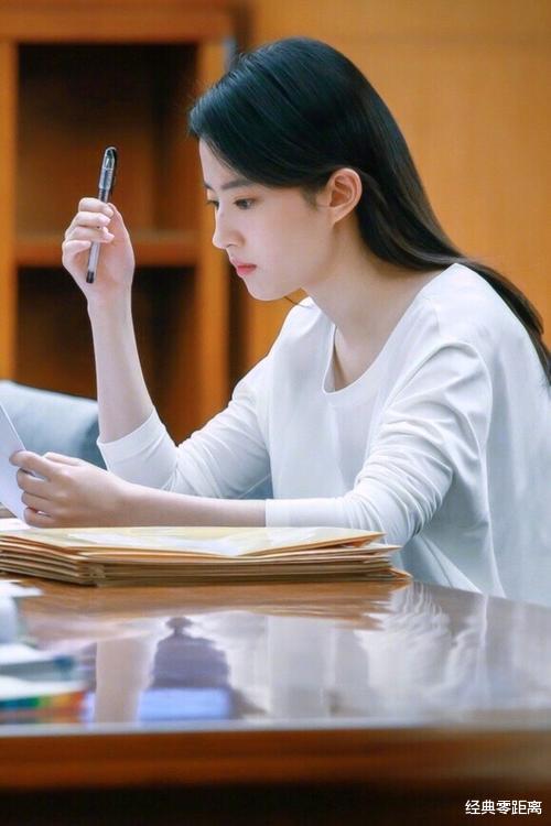 刘亦菲|只靠一块三角布遮体，王力宏手足无措，“神仙姐姐”刘亦菲不当玉女了？