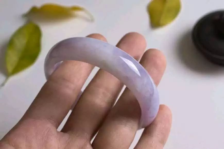 #翡翠#男子为体验赌石乐趣，花一万五买的翡翠原石，紫罗兰手镯拿到手软