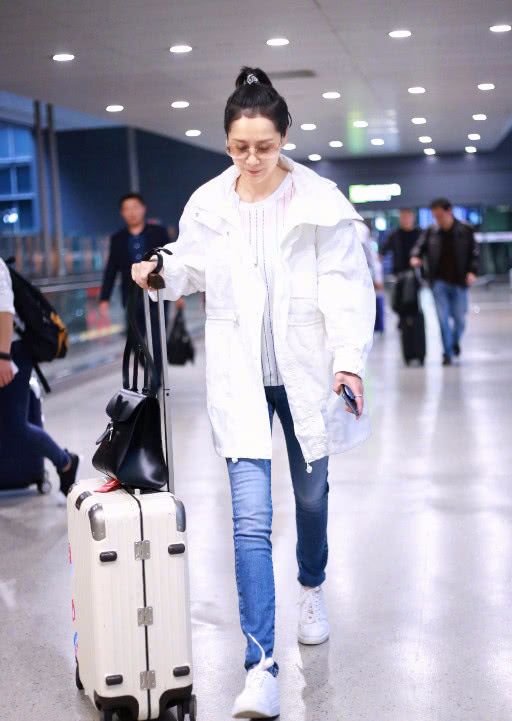 【海清】海清留起了长发，再烫了个大妈头，反而没有短发年轻漂亮了！