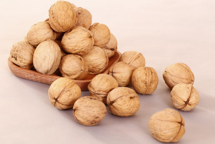 【胆固醇】揭秘：吃核桃有什么好处，什么时间吃核桃最好？