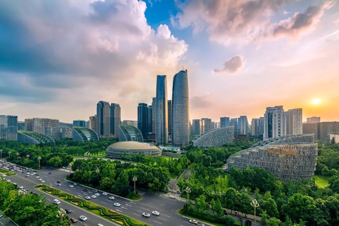 酒吧■中国酒吧最多密度最高的城市，以美景美食美女而闻名，越夜越美丽