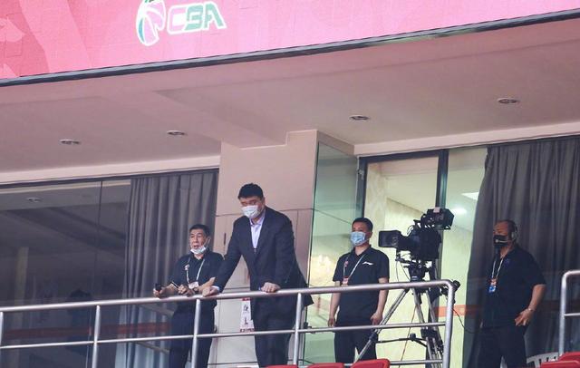 「姚明」上午11点，CBA开战，全场向英雄致敬！姚明主席戴口罩，现场督战