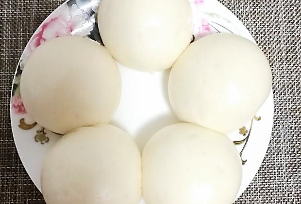 「馒头」二姨在家蒸馒头,不用清水和牛奶和面,蒸出来的馒头却香甜松软