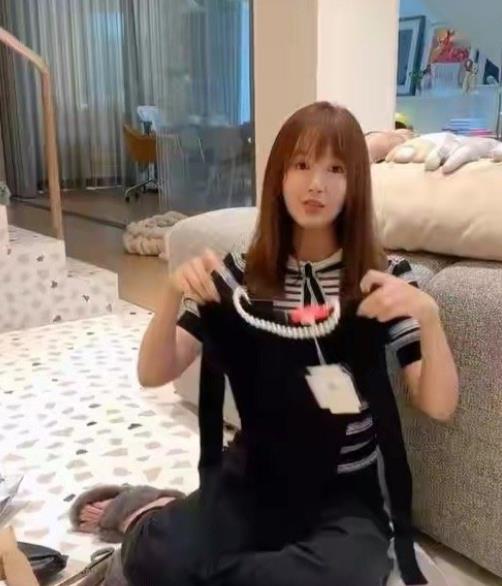 陈赫|张子萱在家开直播,不料陈赫在身后突然入镜,当画面拉近网友看傻眼