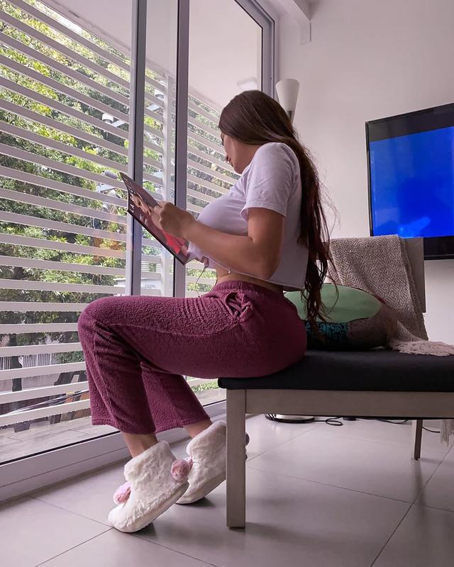 卡罗琳|性感迷人的西班牙彩妆大师卡罗琳娜·伊萨