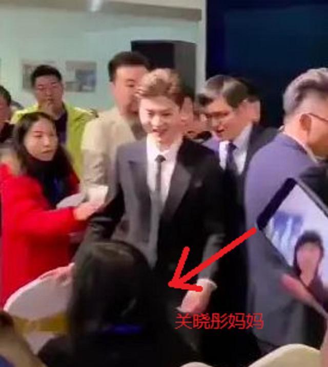 关晓彤▲关晓彤妈妈怀孕旧照曝光,曾经的靓丽小花旦,为女儿隐退娱乐圈