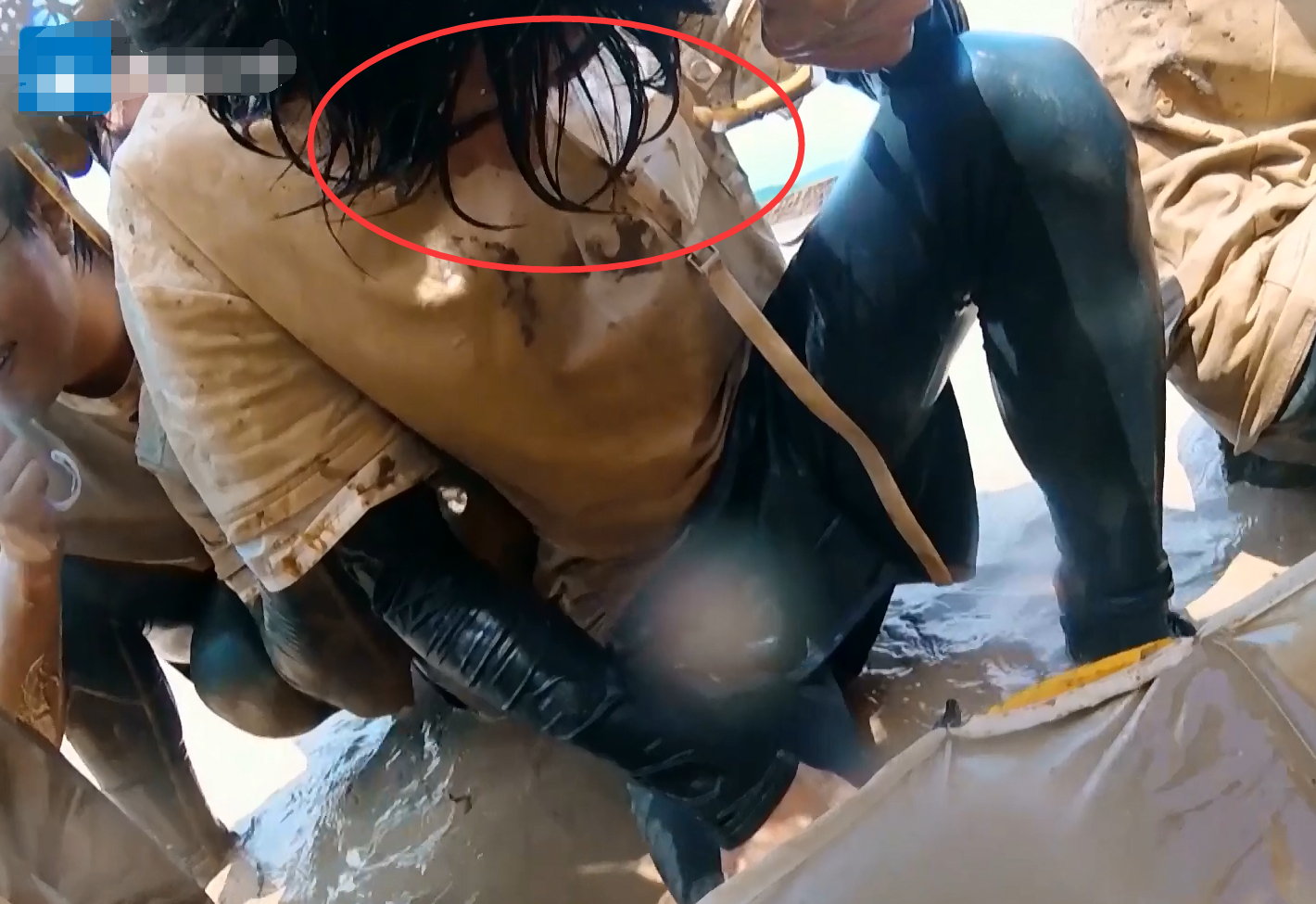 董又霖|蔡徐坤被董又霖溅一脸泥水，他的反应暴露两人真实关系