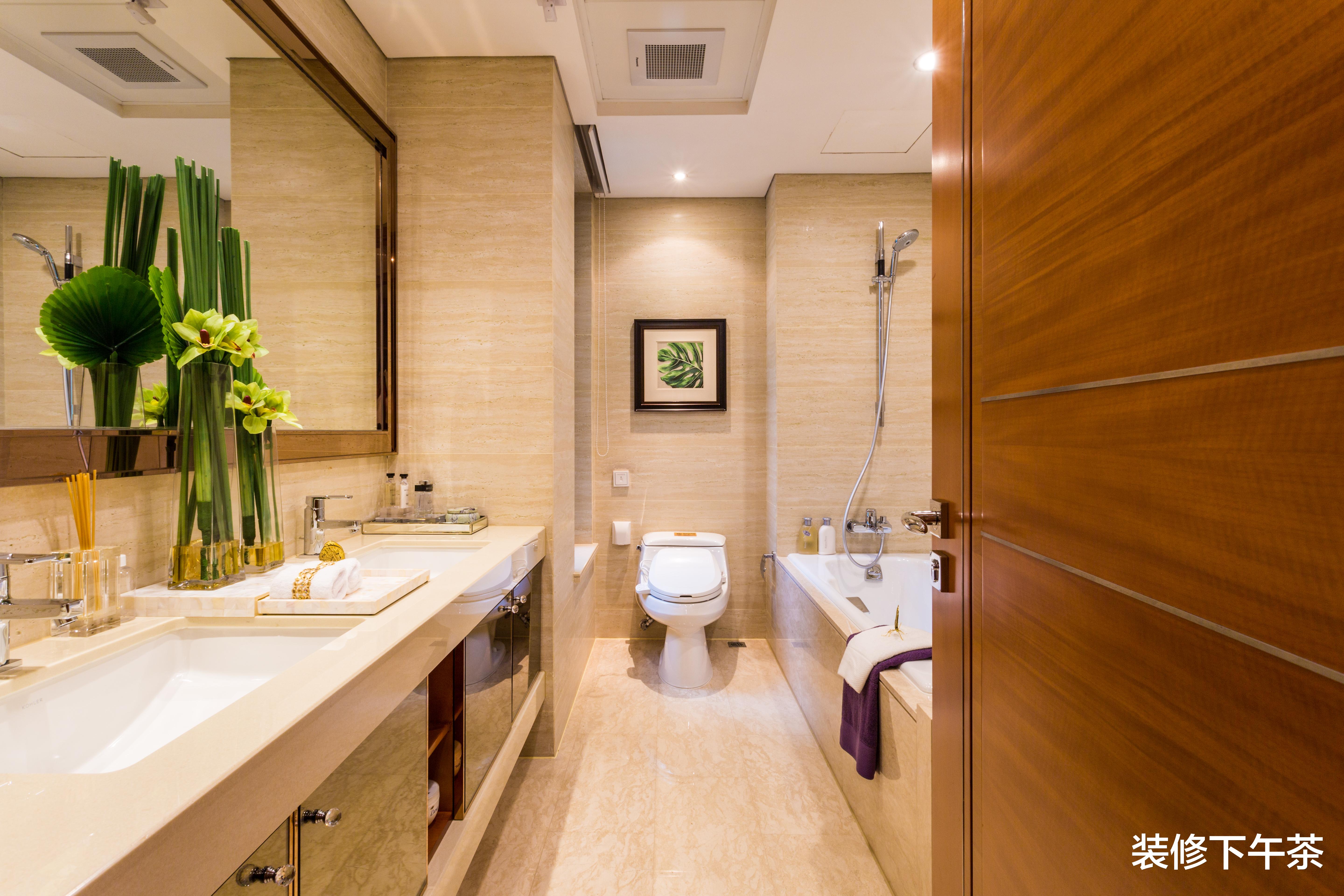 卫生间■老婆非在卫生间装“隐形门”，开始不同意，完事高兴了