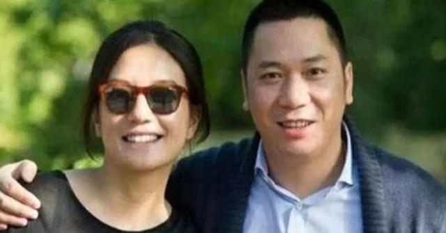 赵薇:赵薇:抛弃同床三年身价120亿小伙,为何嫁二婚带娃的黄有龙?