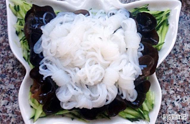 『鸡蛋』夏天宁可少吃肉都要多吃它，钙是鸡蛋的6倍，猪肉的20倍