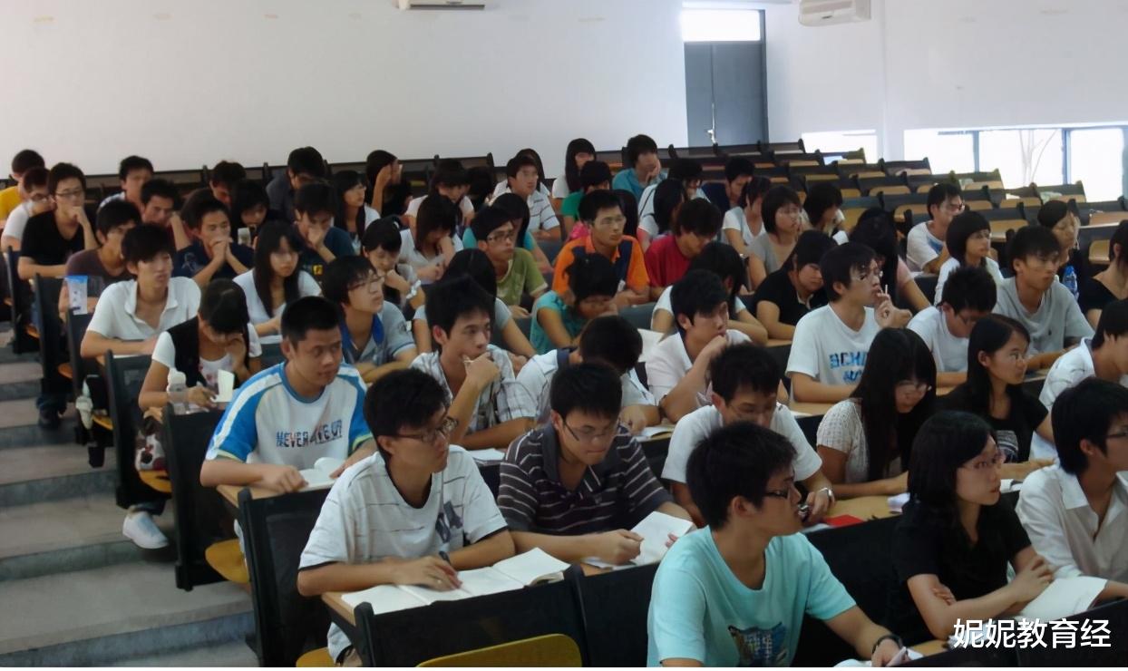 大学|高考成绩差不多的两个人,一个上大学一个没上,5年后差距明显