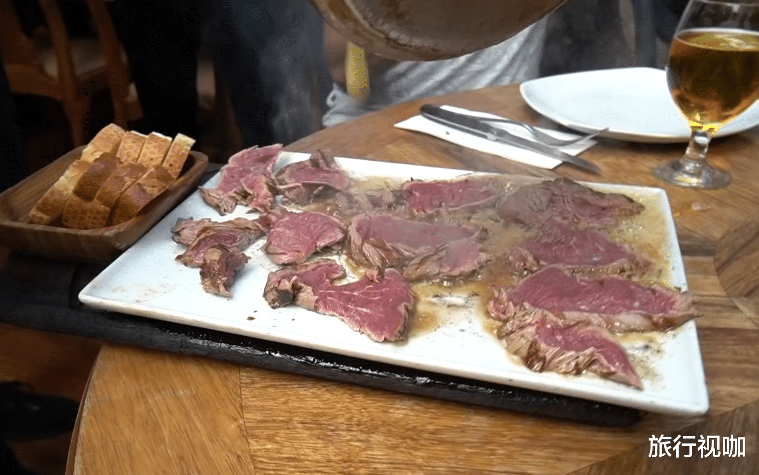 包菜|撒盐哥的“天价牛排”有多奢侈，小伙斥巨资体验，味道真是绝了