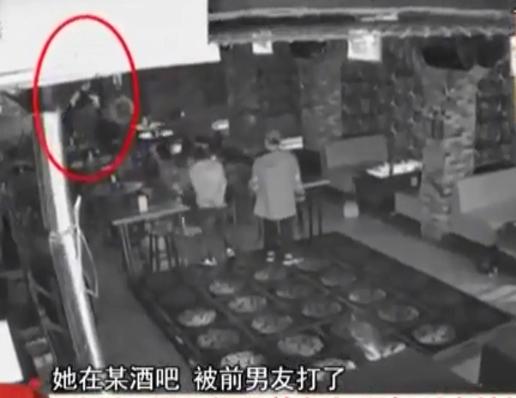 「豪车」酒吧偶遇前女友，男子无故打了几拳，被拉开后拿烟灰缸朝后脑砸了几下！