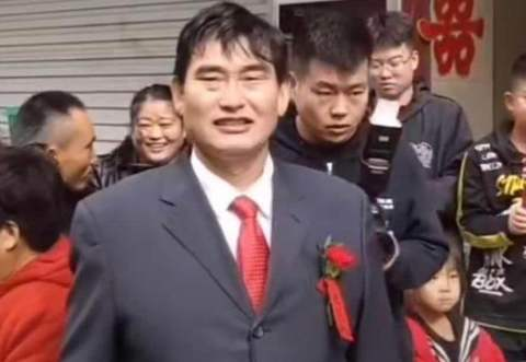 朱之文|大衣哥儿子新婚，婚礼现场特别的寒酸，岳父也满脸嫌弃