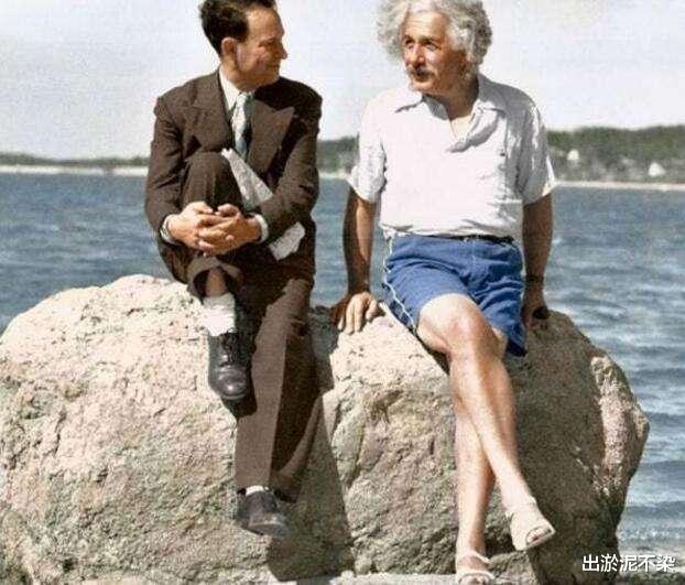 爱因斯坦|爱因斯坦照片为何都只有上半身? 罕见全身照曝光,下半身太搞笑了