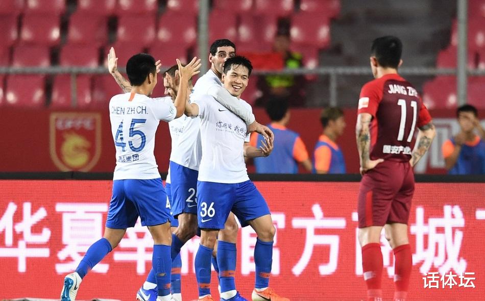 #山东鲁能#鲁能新核再现罕见一幕：梅西式犯罪过人 直接让队友心服口服！