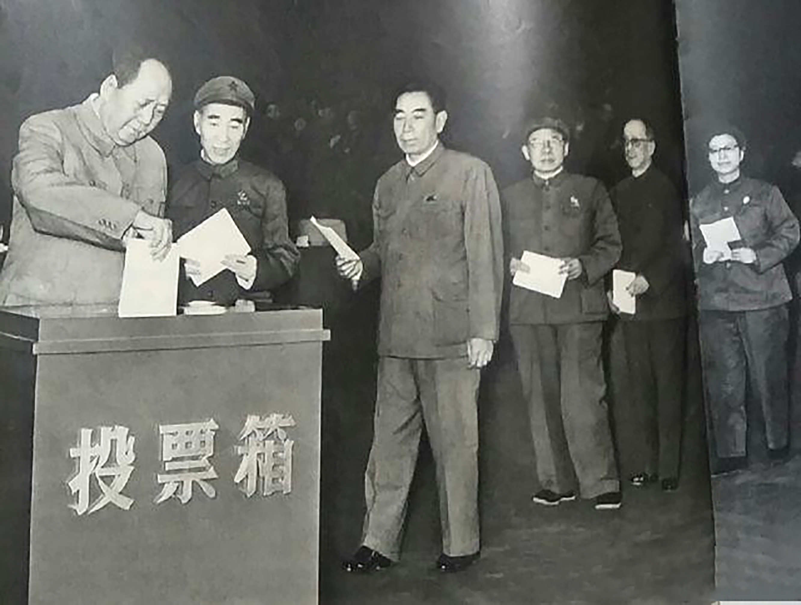 张廷玉|历史上过目难忘的照片：手持望远镜的林彪，右手敬军礼的江青，也许第一次见