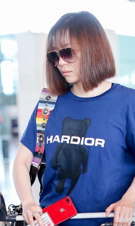 t恤■张靓颖剪了空气刘海+波波头，穿蓝色T恤配阔腿裤，私服超有巨星范