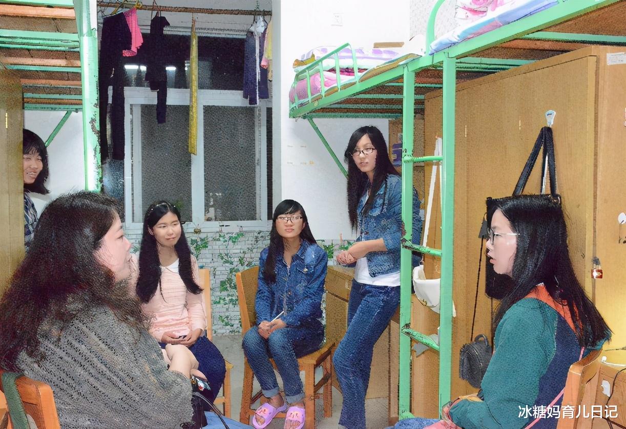 宿舍|大学宿舍“群名称”走红，现实版大型认亲现场，室友：叫爸爸！