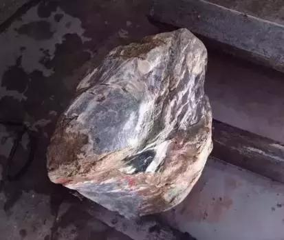 「蜘蛛」16万买来的带裂原石,一刀切开裂成蜘蛛网,他这样做竟然赚300万