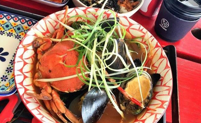 面条|沙溢1碗“海鲜面”卖88元，为何没人嫌弃贵？看到实物后闭嘴了！