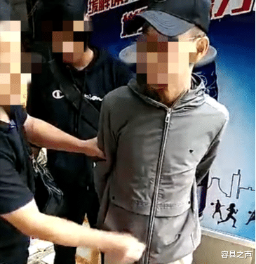 容县之声|广西一“头盔哥”路边买果被逮个正着，这次被抓了！