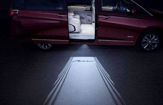 「豪车」MPV王又出新款，6个独立沙发座椅，后排带办公桌，配迎宾光毯