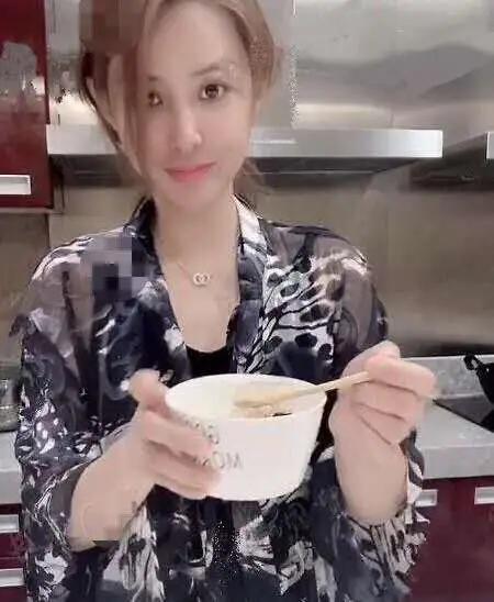 汪峰■汪峰前妻才是大美女，年近40岁康作如穿衣时髦像少女，不输章子怡