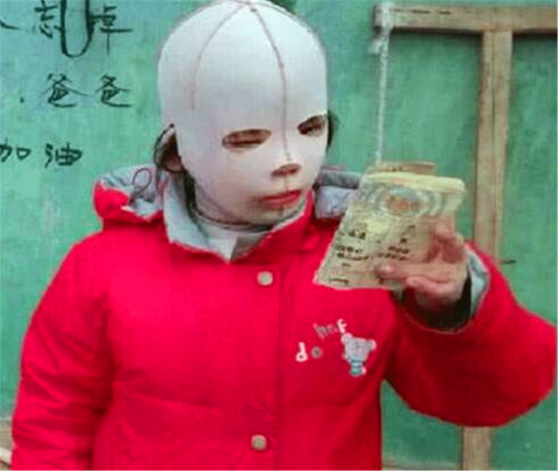 晓君侃史|女孩一直戴头套上学，被身边同学嘲笑，头套摘下后众人沉默