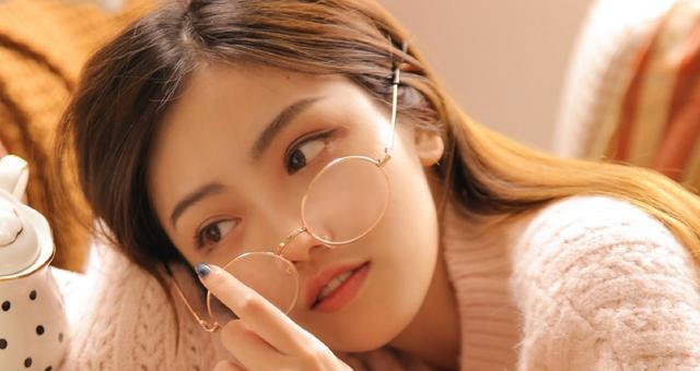 「天蝎座」下月，旧爱蜜语，痴情挽留，被情所动，不再抗拒，和前任重归于好