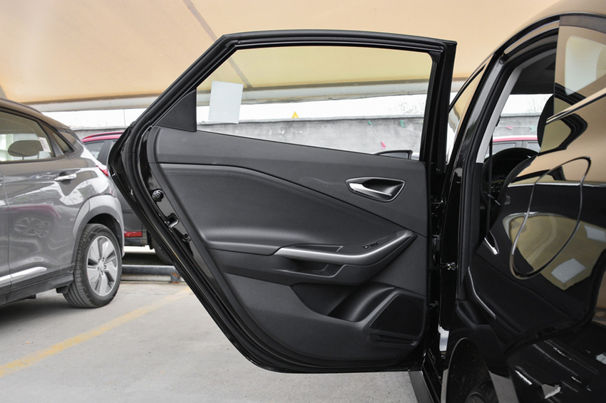 思域▲这才是年轻人第一辆座驾！比思域还漂亮十倍，10万起开出30万的档次