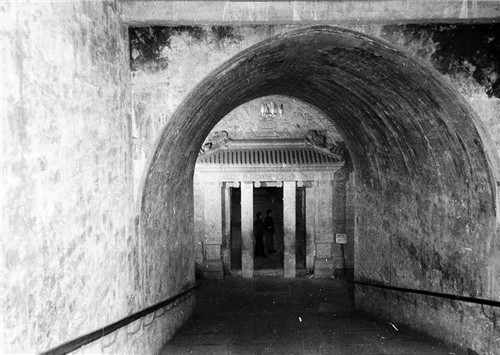 乾隆|乾隆陵墓旧照:尸骨被孙殿英敲碎扔臭水里,乾隆真容像一个明星