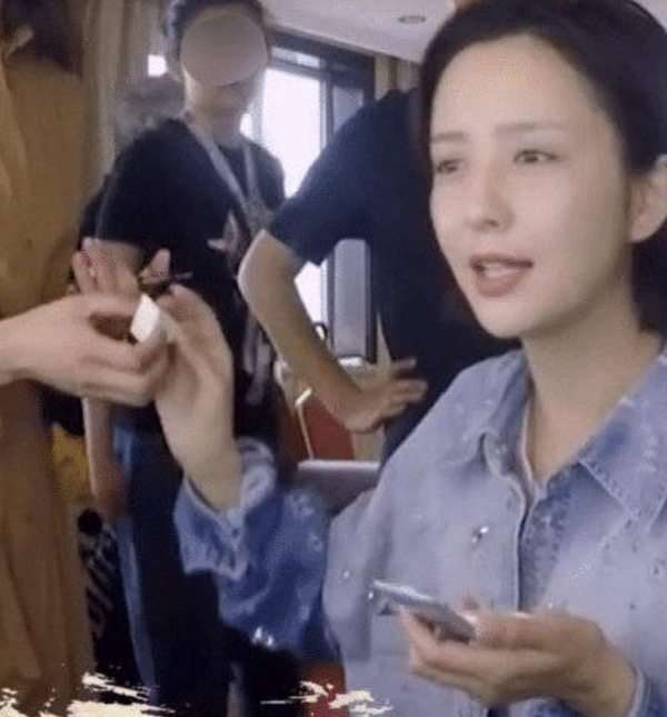 佟丽娅：36岁佟丽娅幕后素颜照曝光，与妆后判若两人，忙拿粉饼遮黑眼圈！