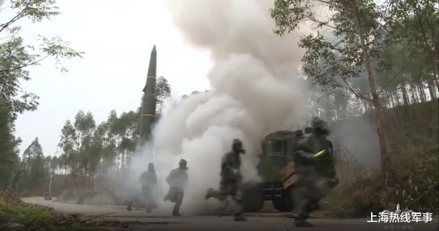 火箭军■敢打必胜！\东风快递\成群现身高原山地，第一时间亮明态度